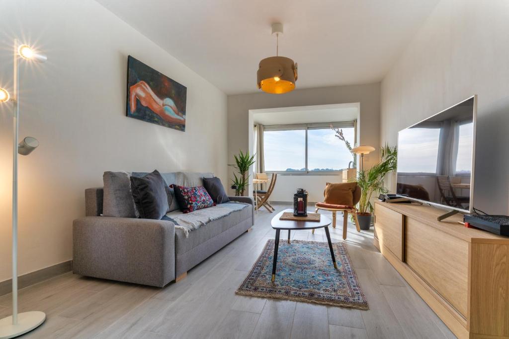 a living room with a couch and a tv at Etrave in Toulon
