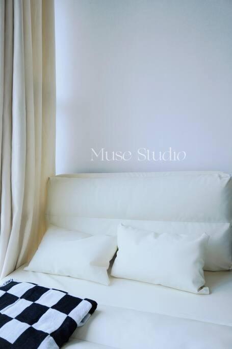 Postel nebo postele na pokoji v ubytování Muse Studio @CBD with pool