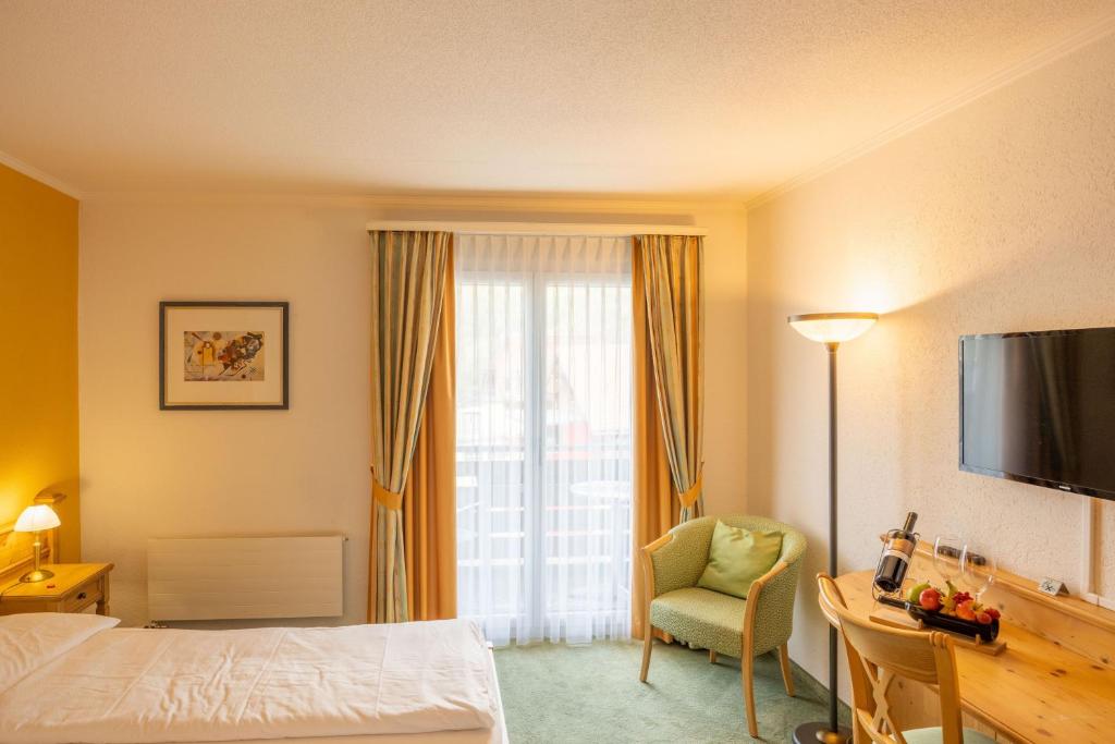 Postel nebo postele na pokoji v ubytování Hotel Brienz