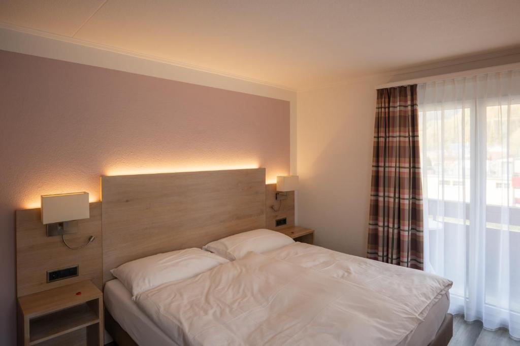 Postel nebo postele na pokoji v ubytování Hotel Brienz