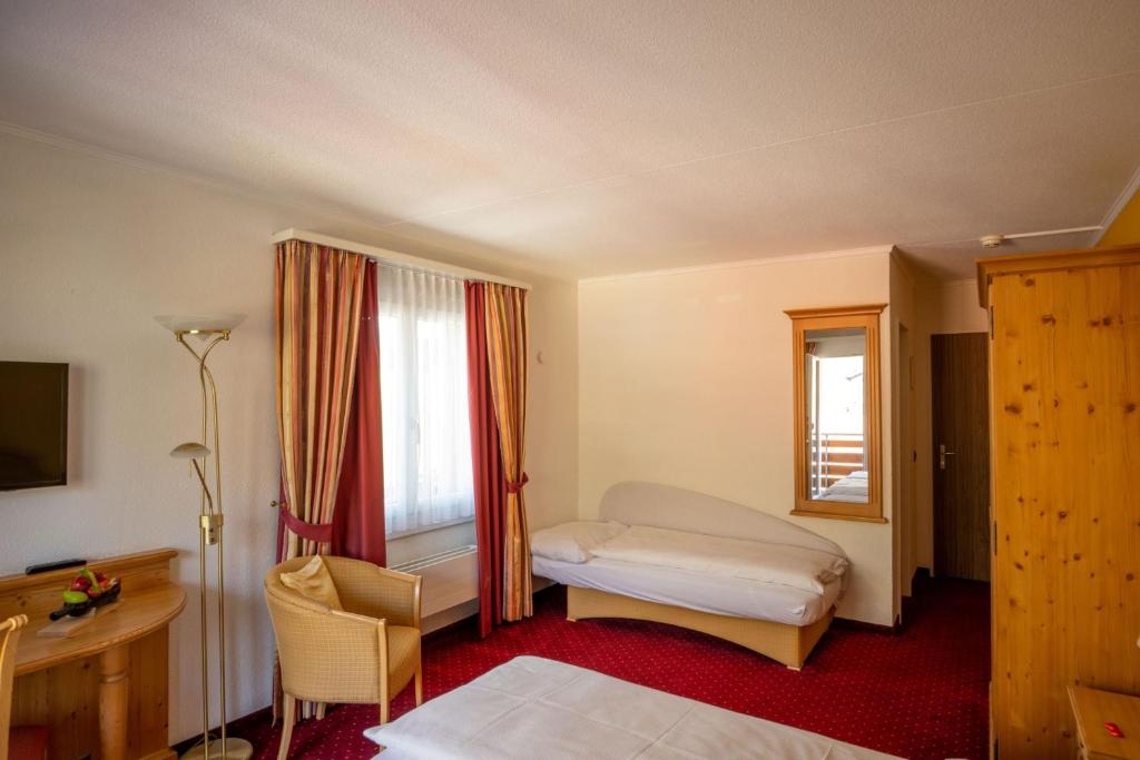 Postel nebo postele na pokoji v ubytování Hotel Brienz