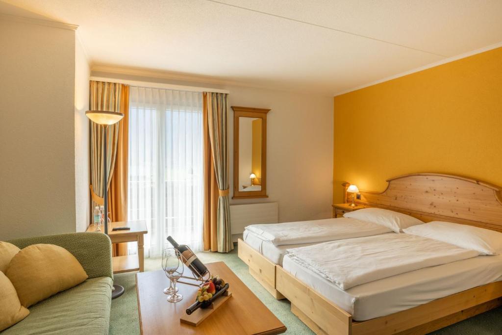 Postel nebo postele na pokoji v ubytování Hotel Brienz