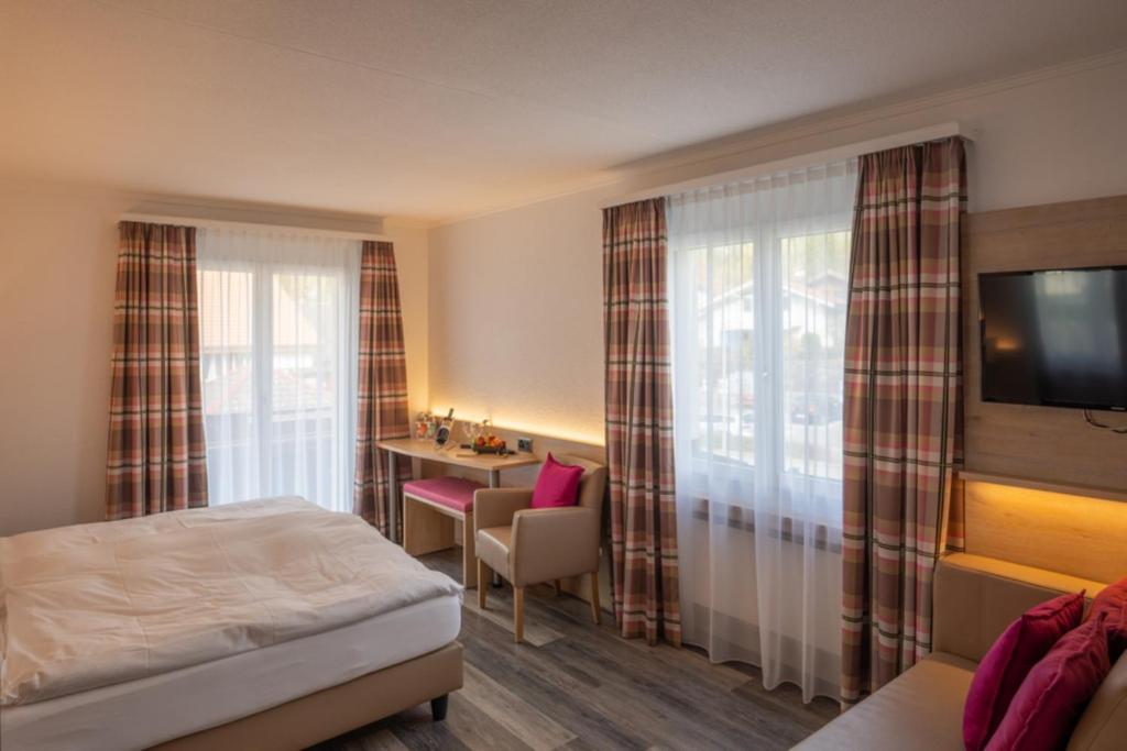 Postel nebo postele na pokoji v ubytování Hotel Brienz