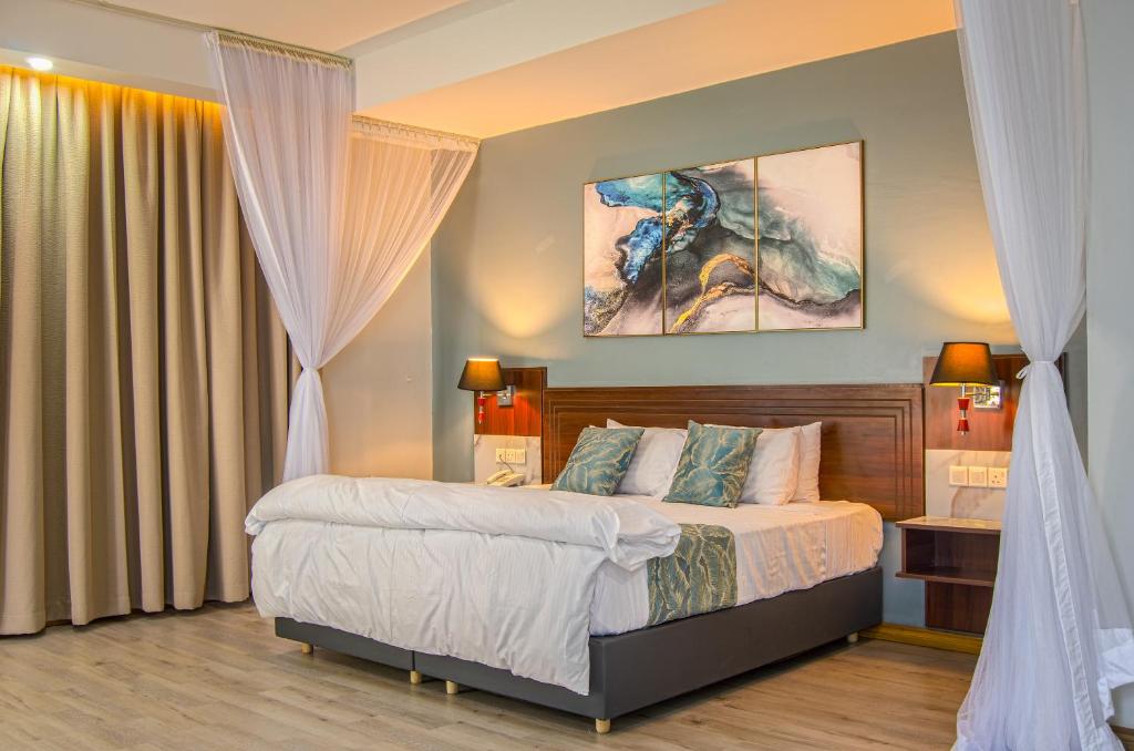 1 dormitorio con cama y ventana grande en La Fattoria Resort en Mombasa