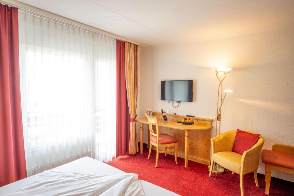 TV a/nebo společenská místnost v ubytování Hotel Brienz