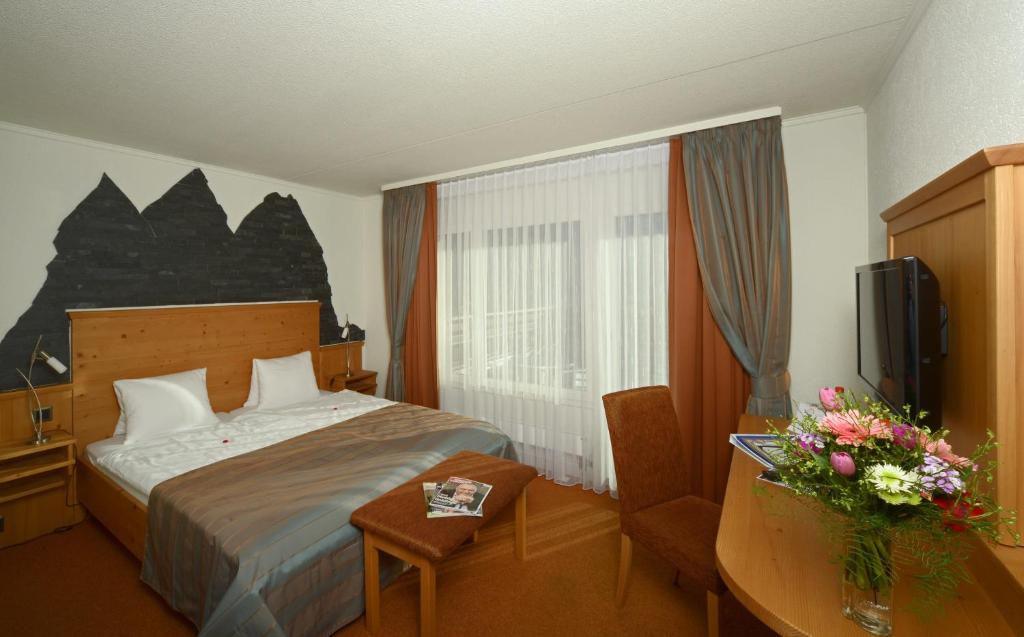 Postel nebo postele na pokoji v ubytování Hotel Brienz