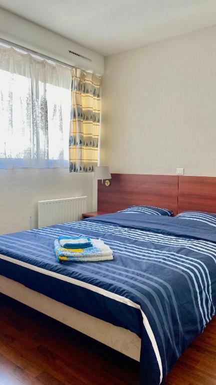 Postel nebo postele na pokoji v ubytování T2 avec petite vue mer avec accès plage