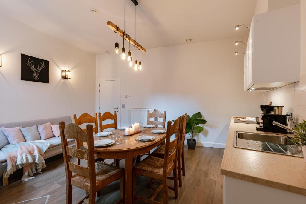 een keuken en een woonkamer met een tafel en stoelen bij Pleasant apartment on top location in Ghent in Gent