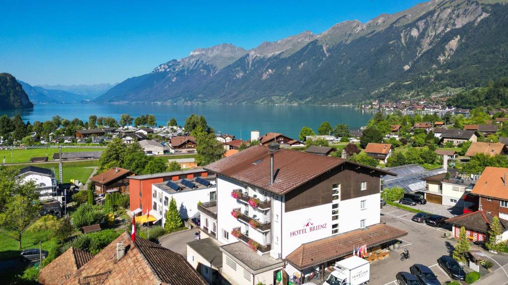 z powietrza widok na miasto z jeziorem i góry w obiekcie Hotel Brienz w mieście Brienz