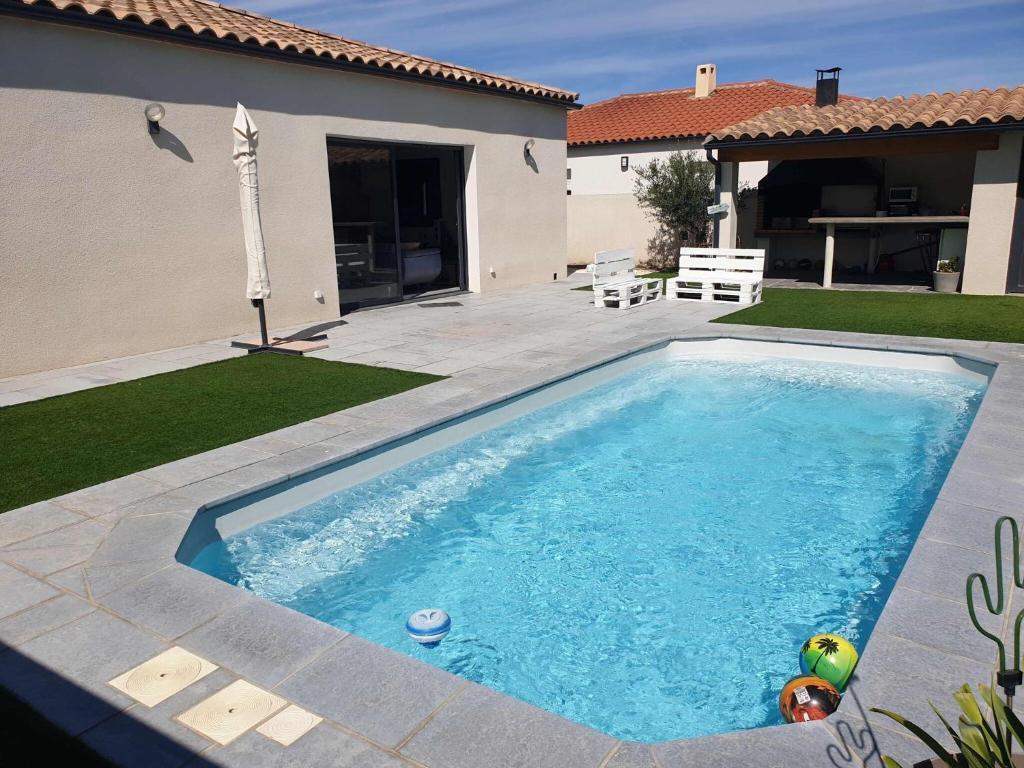 Der Swimmingpool an oder in der Nähe von Villa de 3 chambres avec piscine privee jardin clos et wifi a Pia