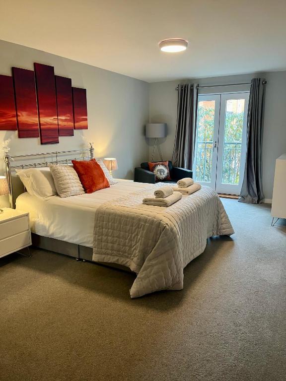 约克Central York Apartment - Skeldergate YO1的一间卧室，有一张大床，上面有枕头