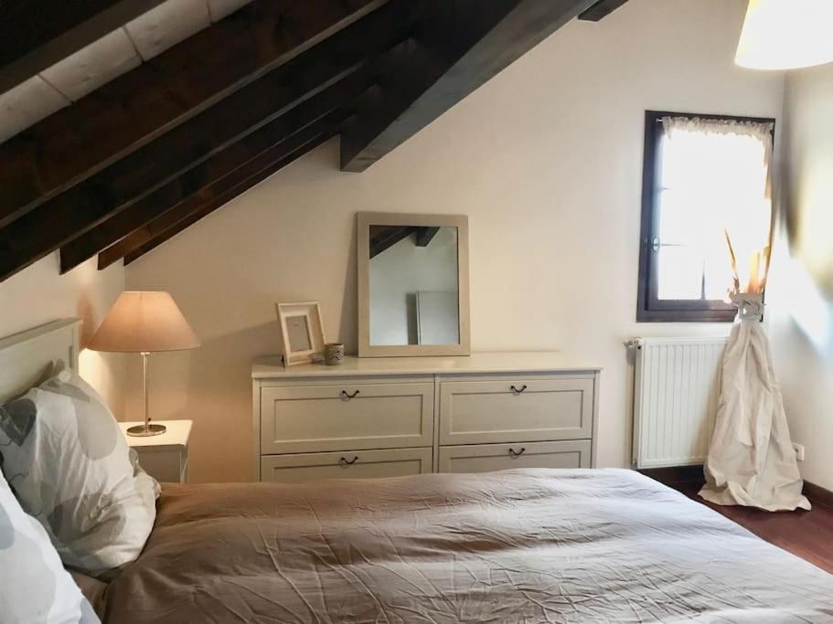 - une chambre avec un lit avec un miroir et une commode dans l'établissement from Geneva,Big House,7 bedrooms, à Archamps