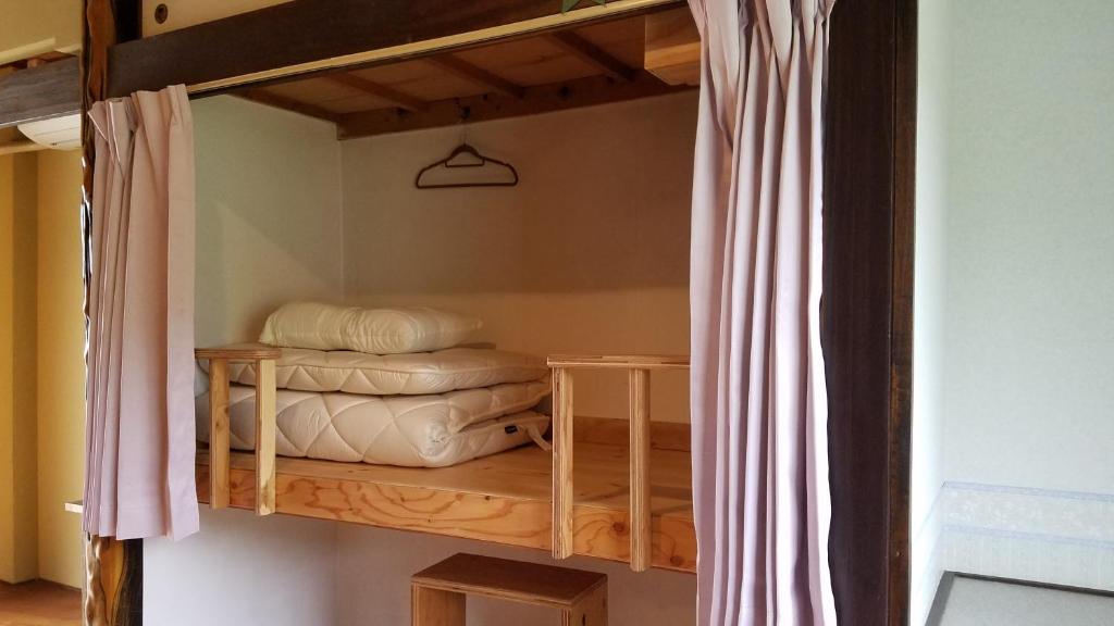 Palanda nebo palandy na pokoji v ubytování Guest House Gamigami