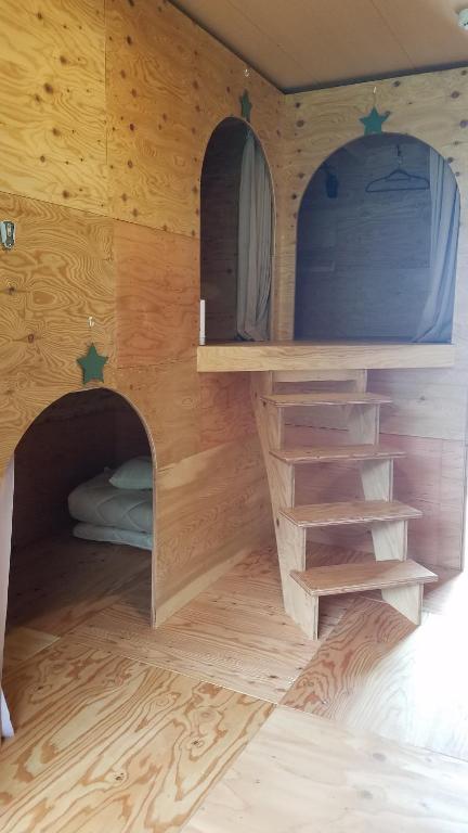 Palanda nebo palandy na pokoji v ubytování Guest House Gamigami