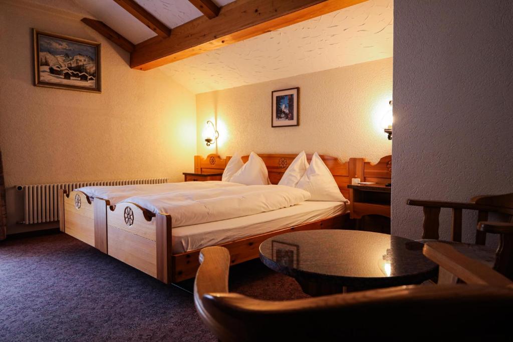 Postel nebo postele na pokoji v ubytování Hotel Christiania Saas-Fee