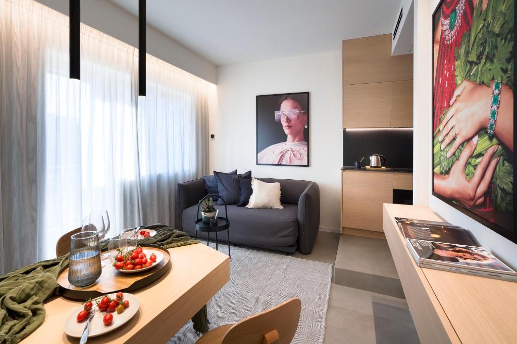 uma sala de estar com um sofá e uma mesa em Catania Smart Apartments em Catânia