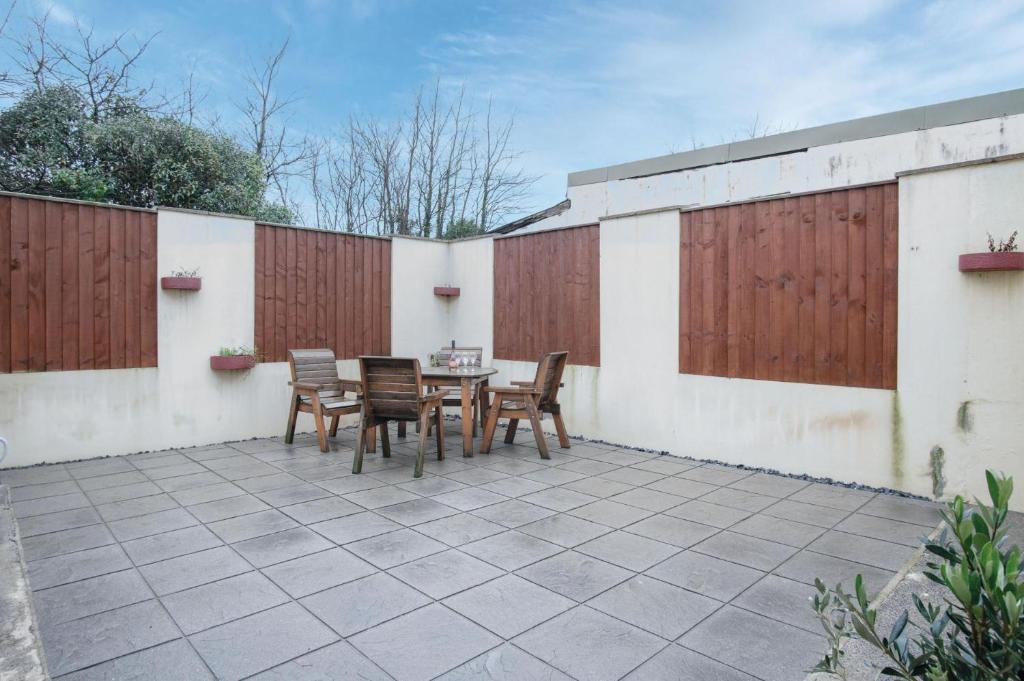 a patio with a table and chairs and a fence at The Brambles - 2 bedroom Cottage - Llanteg in Pembrokeshire