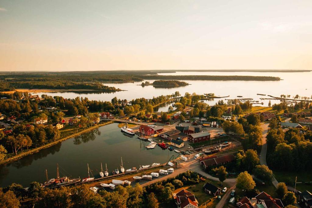una vista aérea de una pequeña ciudad en un lago en Perssons i Backens Pensionat- Sjötorps Vandrarhem & Rum, en Sjötorp
