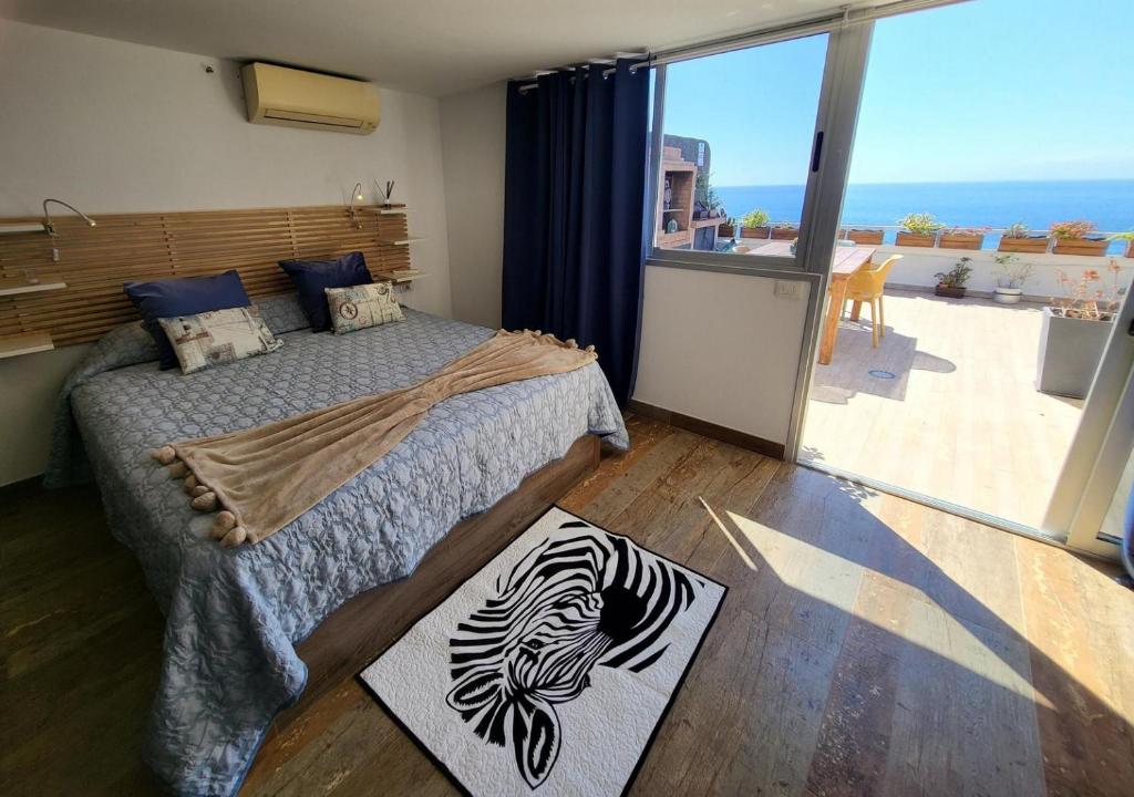 a bedroom with a bed and a view of the ocean at Princesa Isora in Alcalá