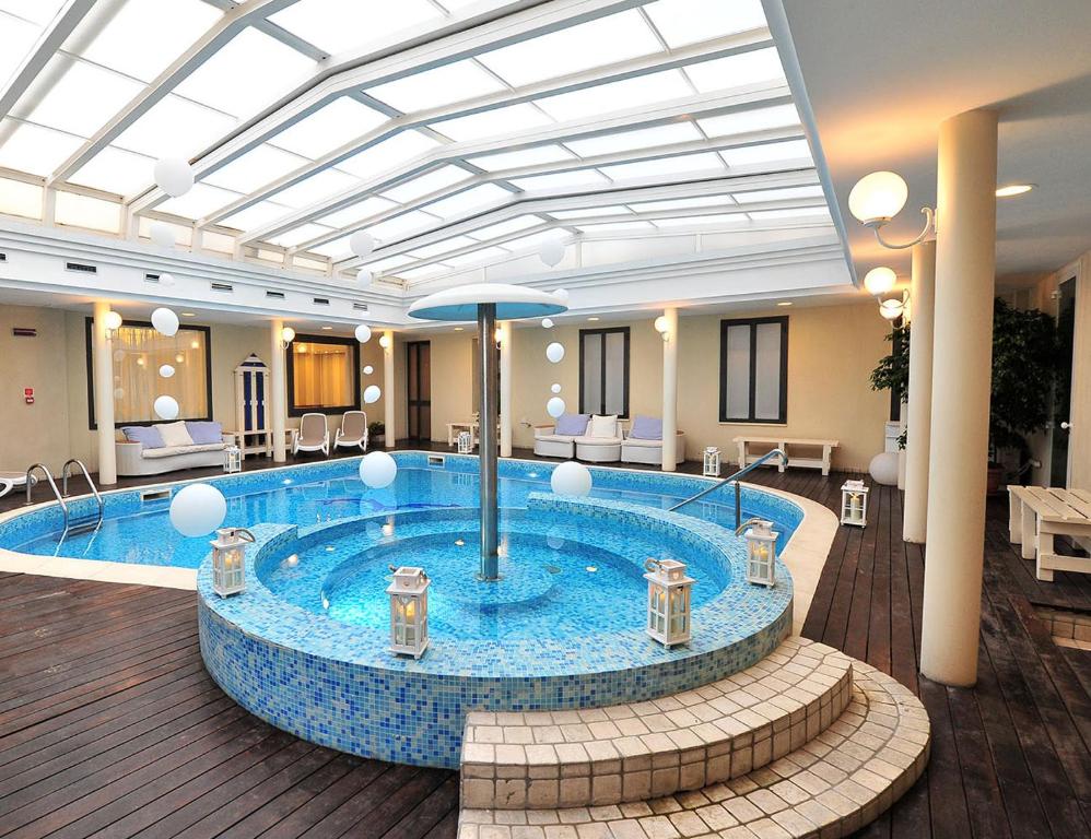 Bazén v ubytování Hotel Agostini nebo v jeho okolí
