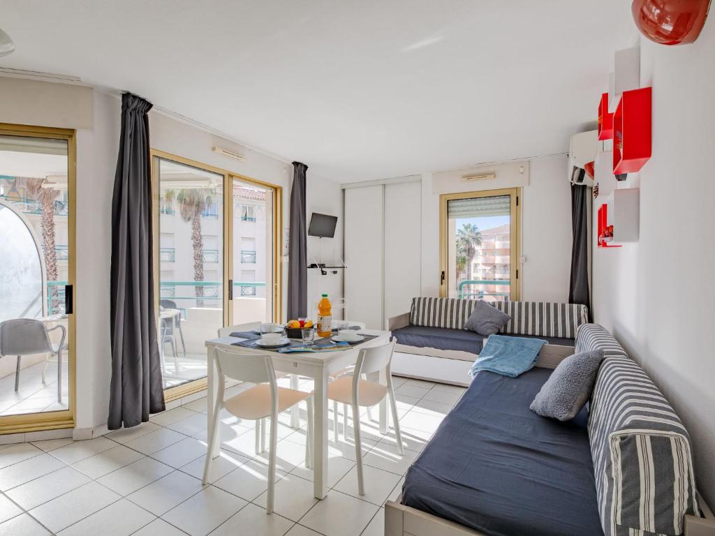 Sala de estar con cama y mesa en Apartment L'Open-5 by Interhome, en Fréjus