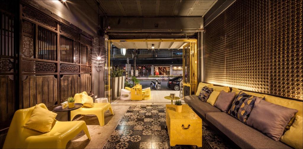 Lounge alebo bar v ubytovaní Fulfill Phuket - SHA