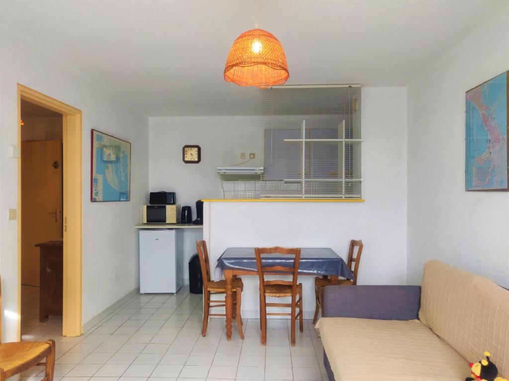 un salon avec une table et un canapé dans l'établissement Apartment Les Floralies II-11 by Interhome, au Grau-du-Roi