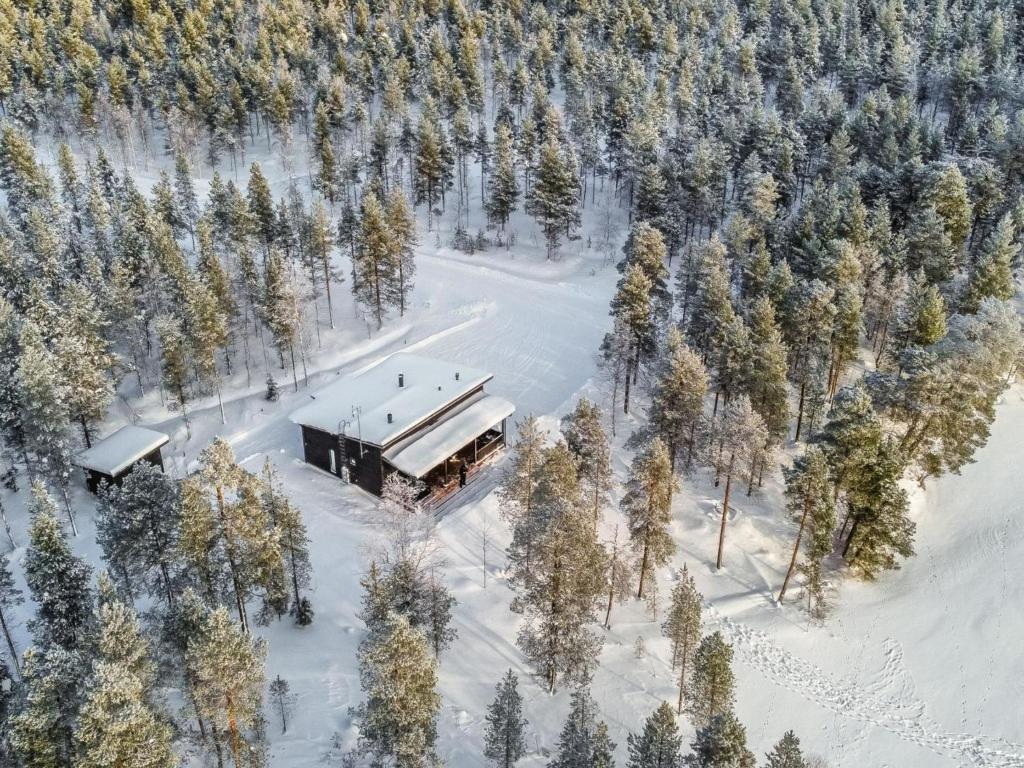 una vista aérea de una casa en la nieve en Holiday Home Villa korpi by Interhome, 