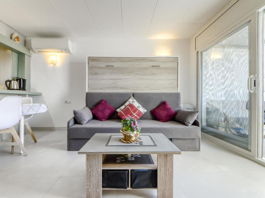 A seating area at Apartment Las Palmeras by Interhome