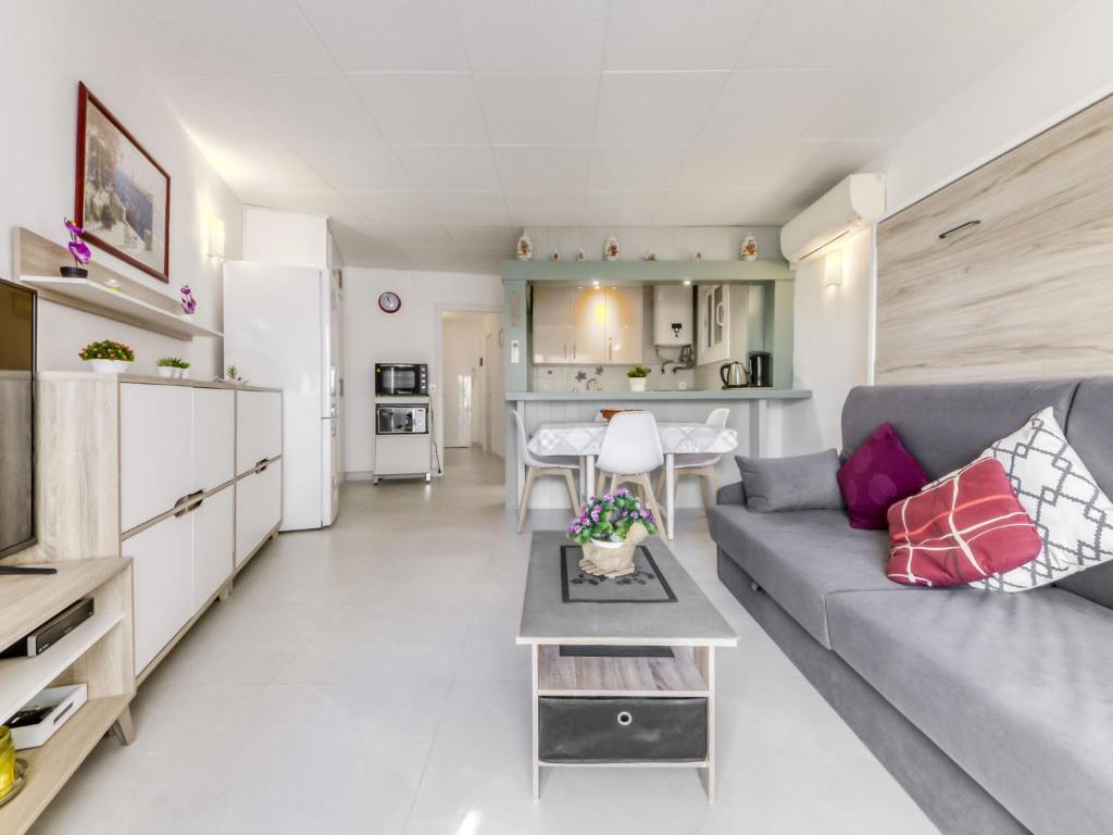 A kitchen or kitchenette at Apartment Las Palmeras by Interhome