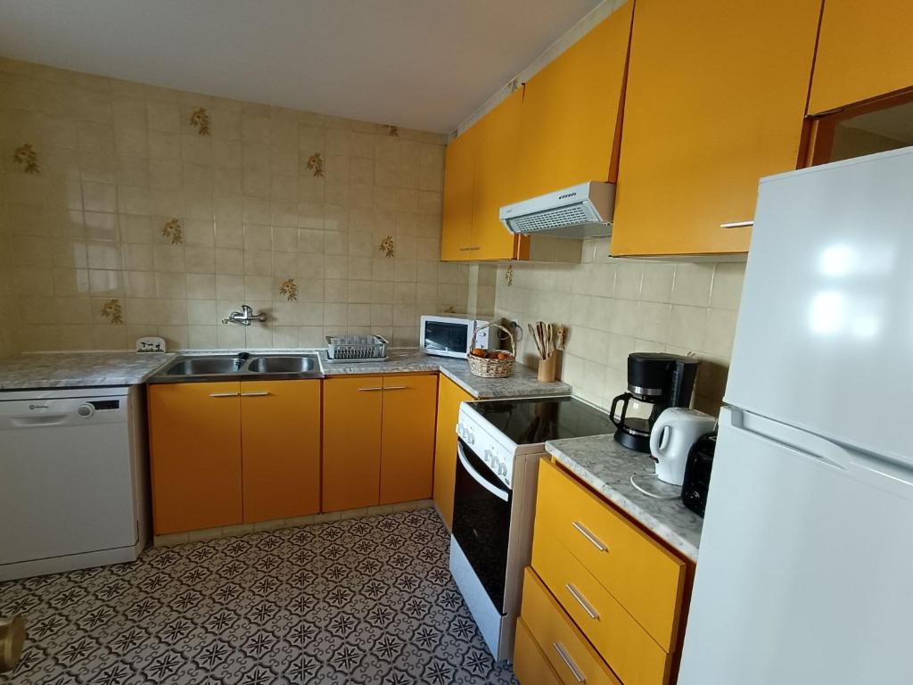 Kuchyň nebo kuchyňský kout v ubytování Apartment Moré III by Interhome