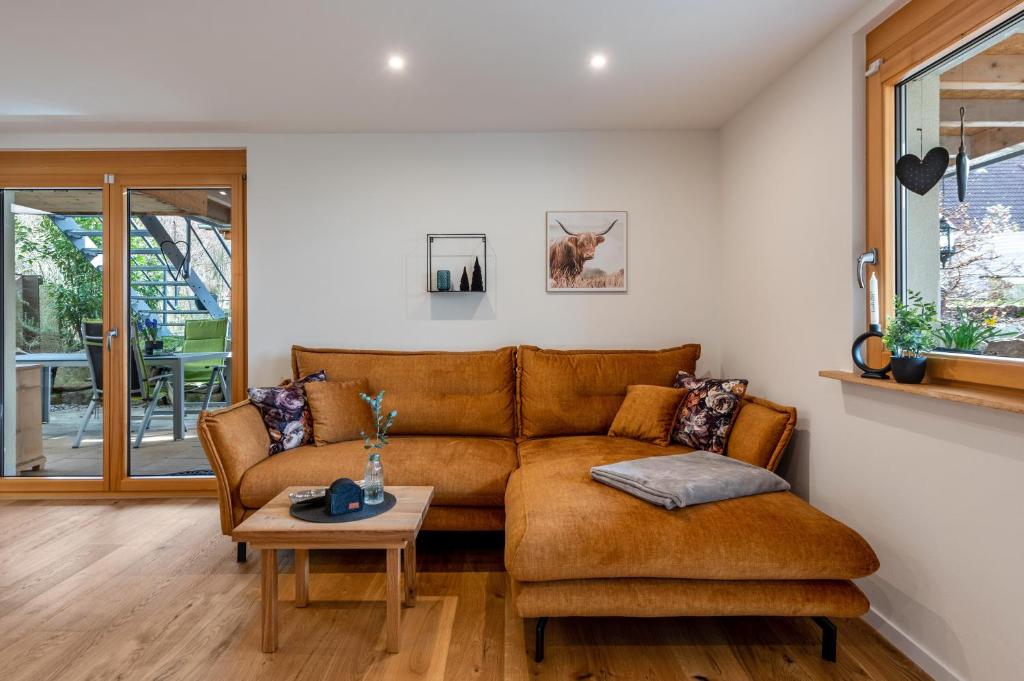 a living room with a couch and a table at Ferienwohnung Heimatschön in Münstertal