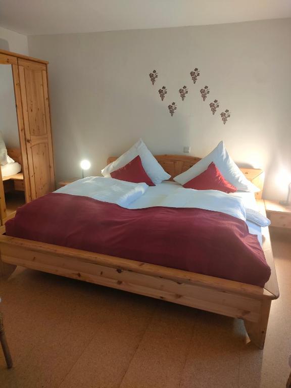 Postel nebo postele na pokoji v ubytování Gästezimmer / Weingut Peter