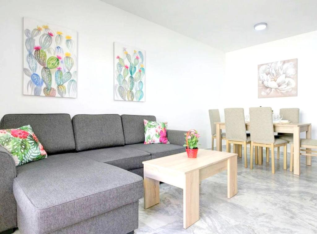 sala de estar con sofá y mesa en 2 bedrooms appartement with shared pool and wifi at Fuengirola en Fuengirola