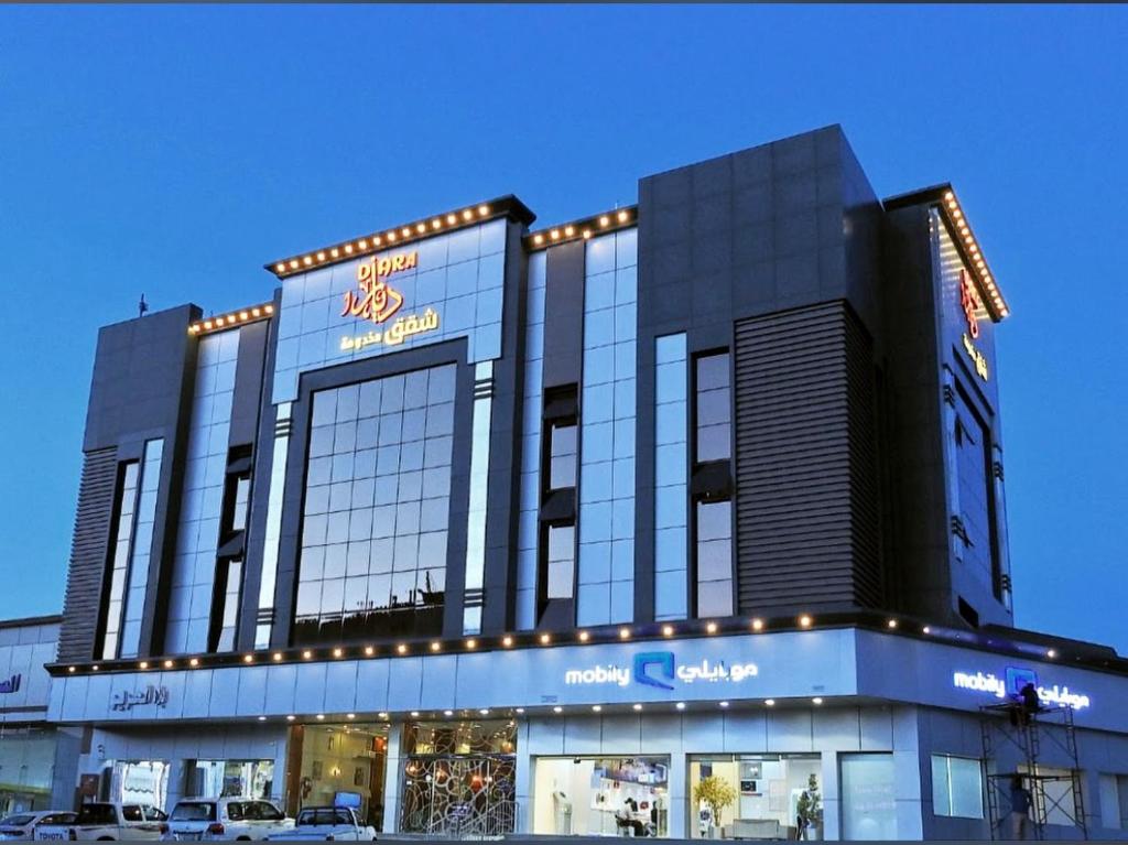 um grande edifício com luzes em cima em Diaara Hotel Appartments em Khamis Mushayt