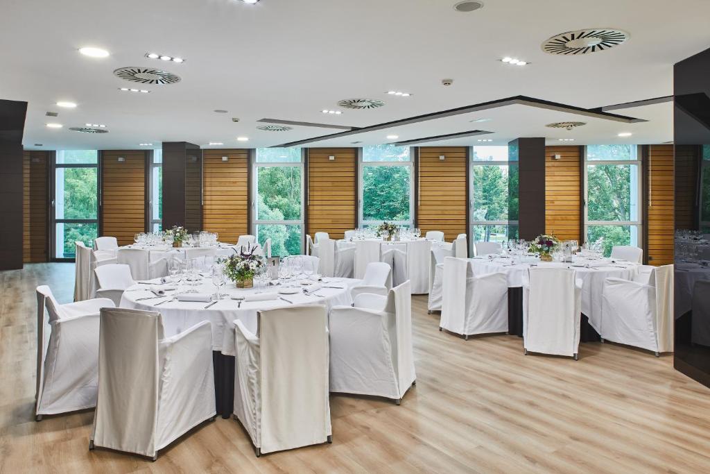 Un restaurante o sitio para comer en Silken Gran Teatro