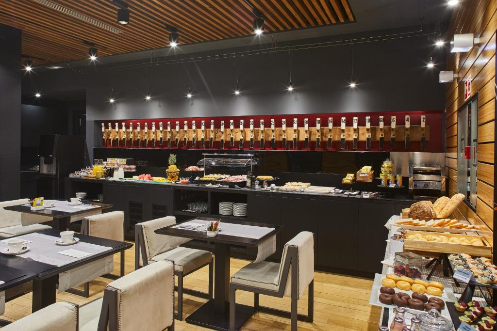 Comida en o cerca de este hotel