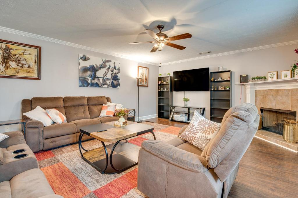 Posezení v ubytování Spacious Snellville Home with Yard 28 Mi to Atlanta
