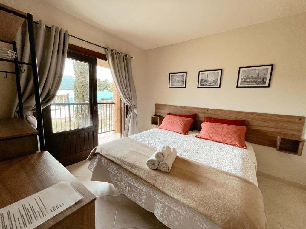 una camera da letto con un letto e due asciugamani di Pousada Guesthouse a Timbó