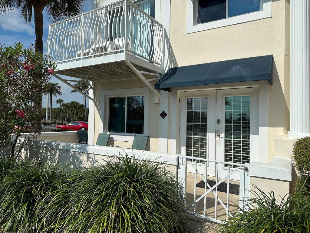 una casa con un balcón encima en Patio Condo Deluxe 2br - Sleeps 5 Guests 312, en Cabo Cañaveral