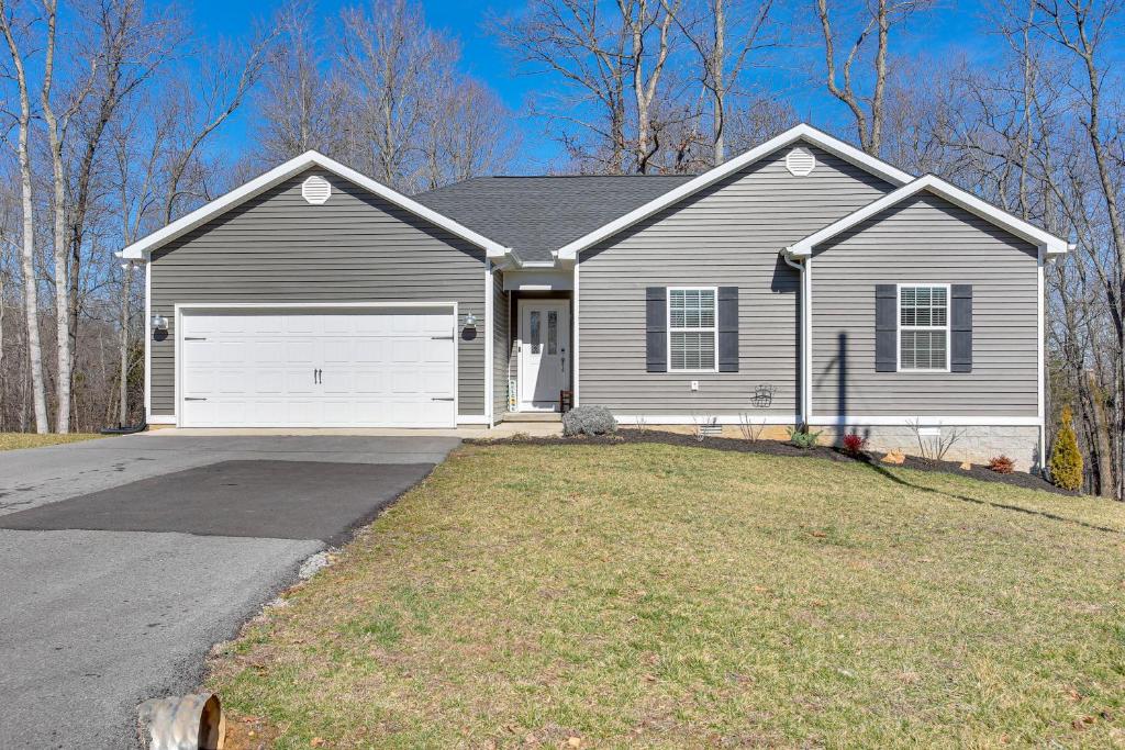 una casa grigia con un garage bianco di Lovely Scottsville Home, Minutes to Bowling Green a Scottsville