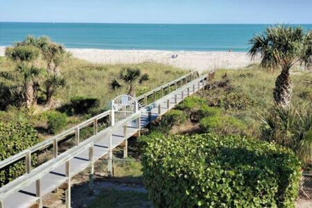 een witte brug naar een strand met de oceaan bij Direct Oceanview Penthouse - Sleeps 6 301 in Cape Canaveral