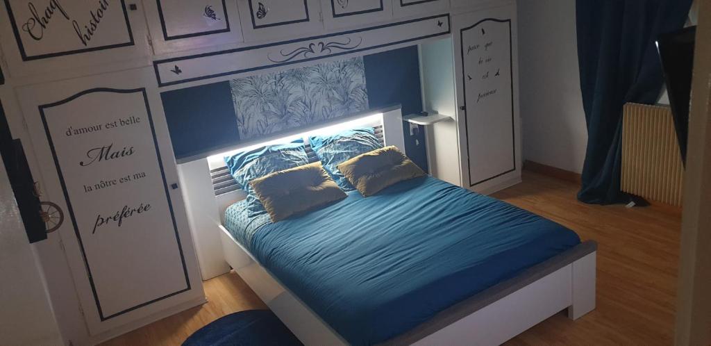 model łóżka w pokoju w obiekcie Appart'moderne w mieście Casseneuil