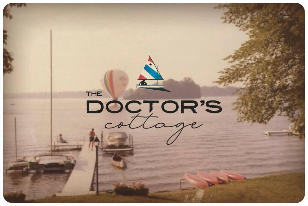 The Doctor's Cottage - Vacation Back In-Time في فريمونت: وجود لافتة لمكتب الخردوات على البحيرة