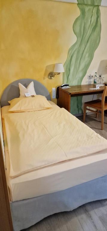 Postel nebo postele na pokoji v ubytování Goldener Schwan Hotel Garni
