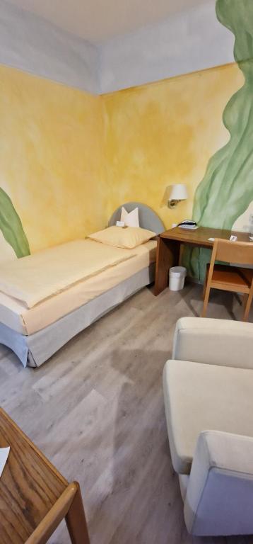 Postel nebo postele na pokoji v ubytování Goldener Schwan Hotel Garni