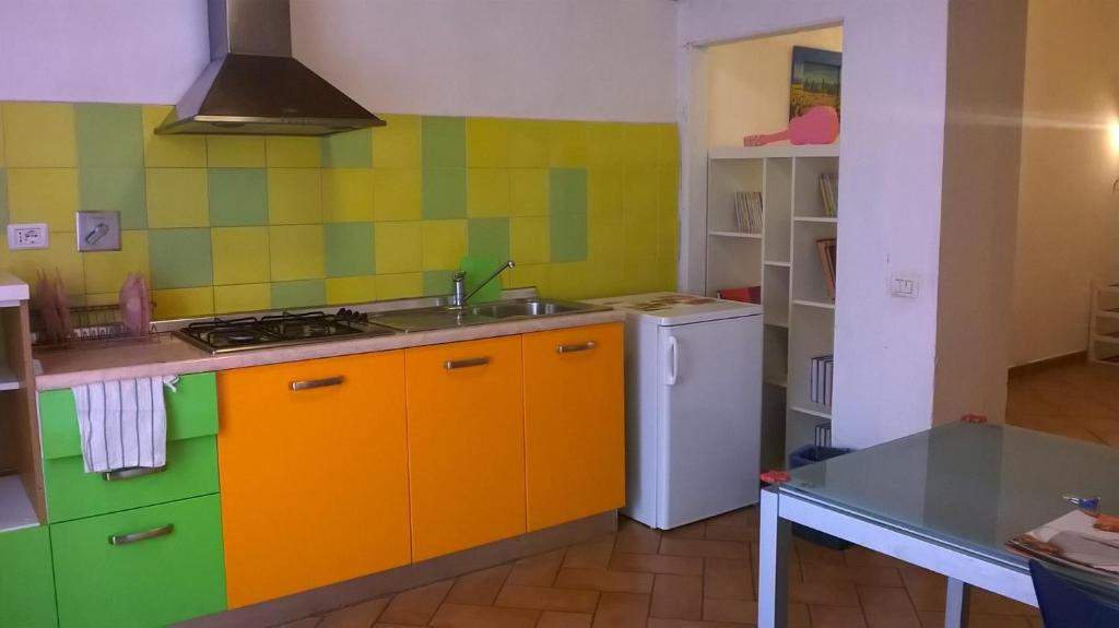 cocina colorida con fregadero y nevera en Colonna Home en Florencia
