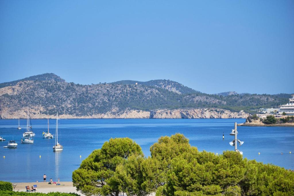 Blick auf eine Bucht mit Booten im Wasser in der Unterkunft Hotel Boutique Bon Repos - Adults Only in Santa Ponsa