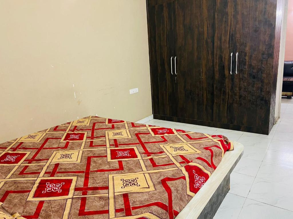 łóżko w pokoju z znakami w obiekcie NapStayz 5.0 w mieście Lucknow