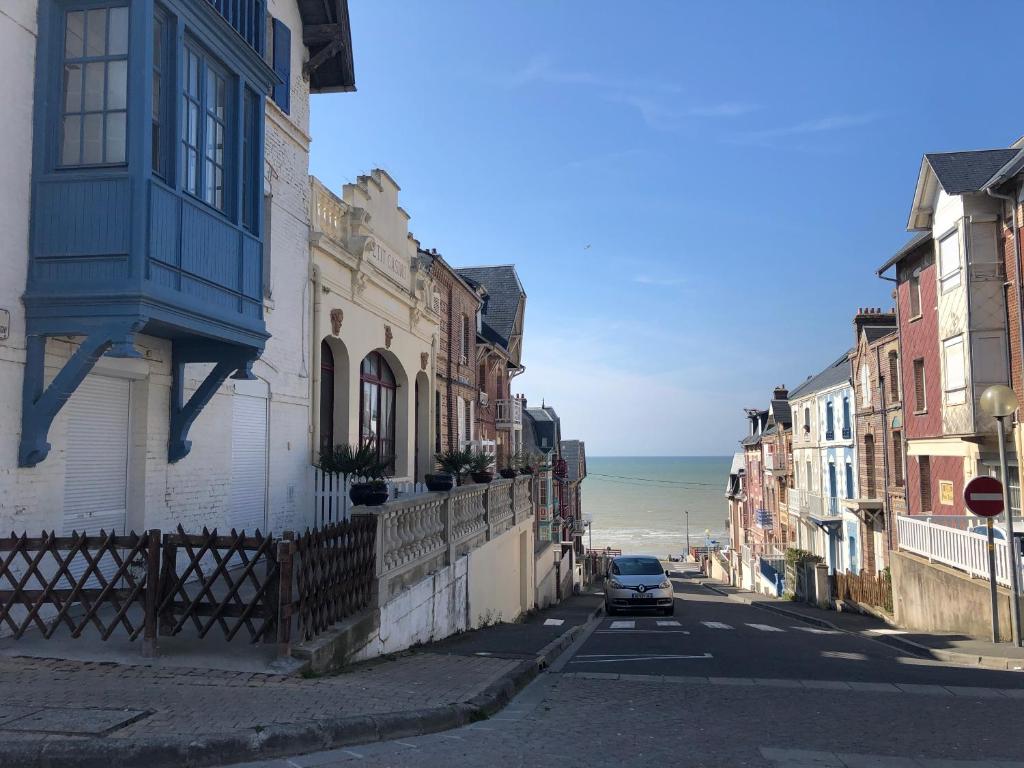 een auto die door een straat naast de oceaan rijdt bij villa stella in Ault